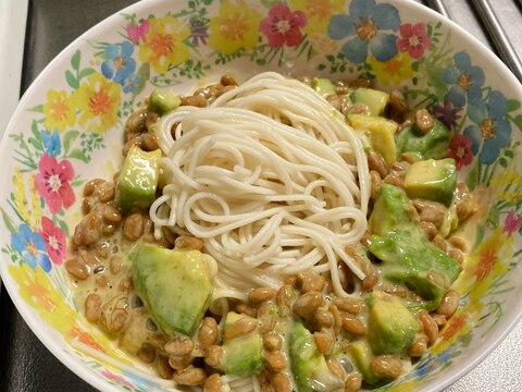 アボカド納豆マヨそうめん